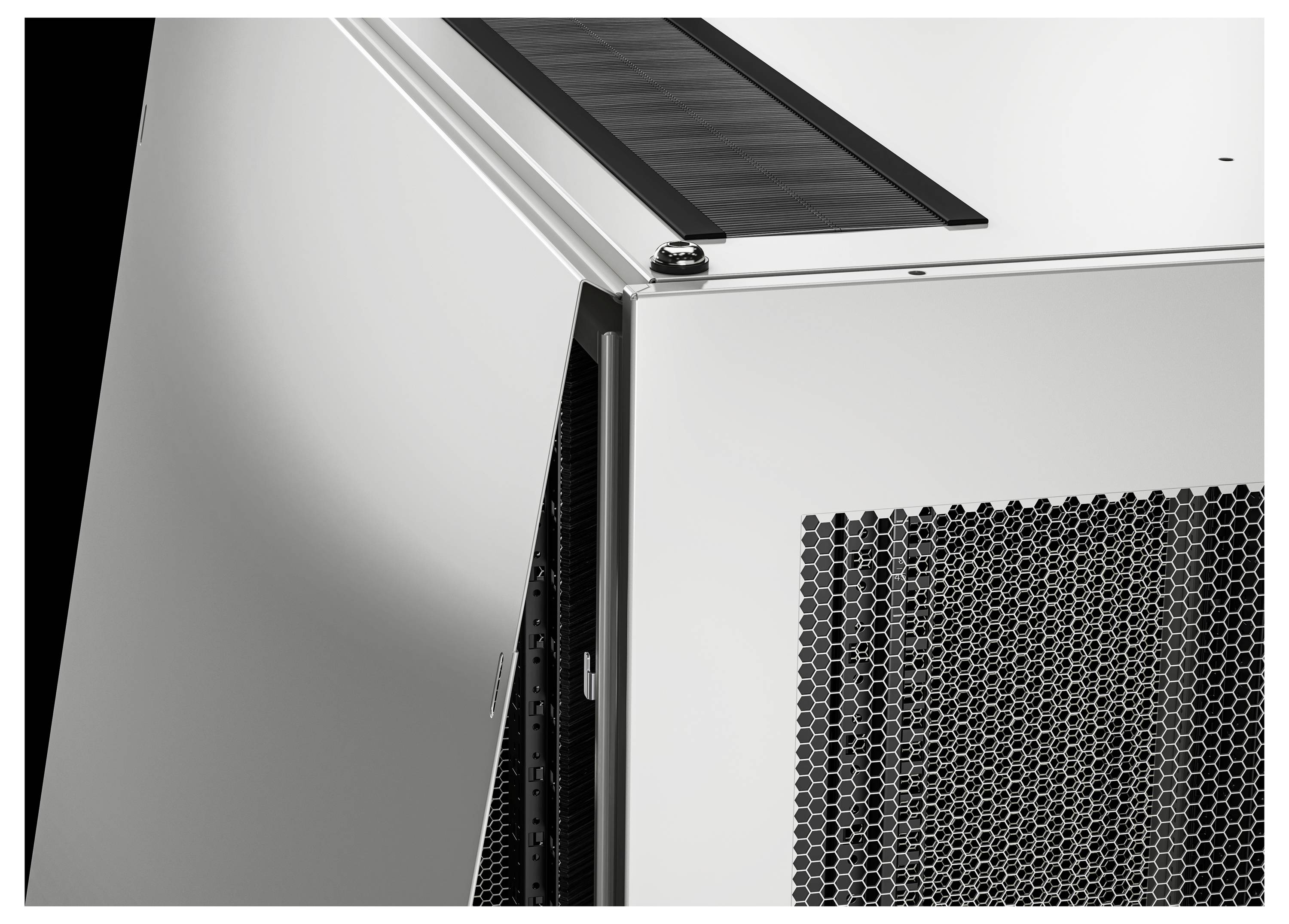 Nahaufnahme eines silbernen Geräts mit Wabenstruktur an der Seite und einem Lüftungsgitter oben. Technische Details sind nicht sichtbar.