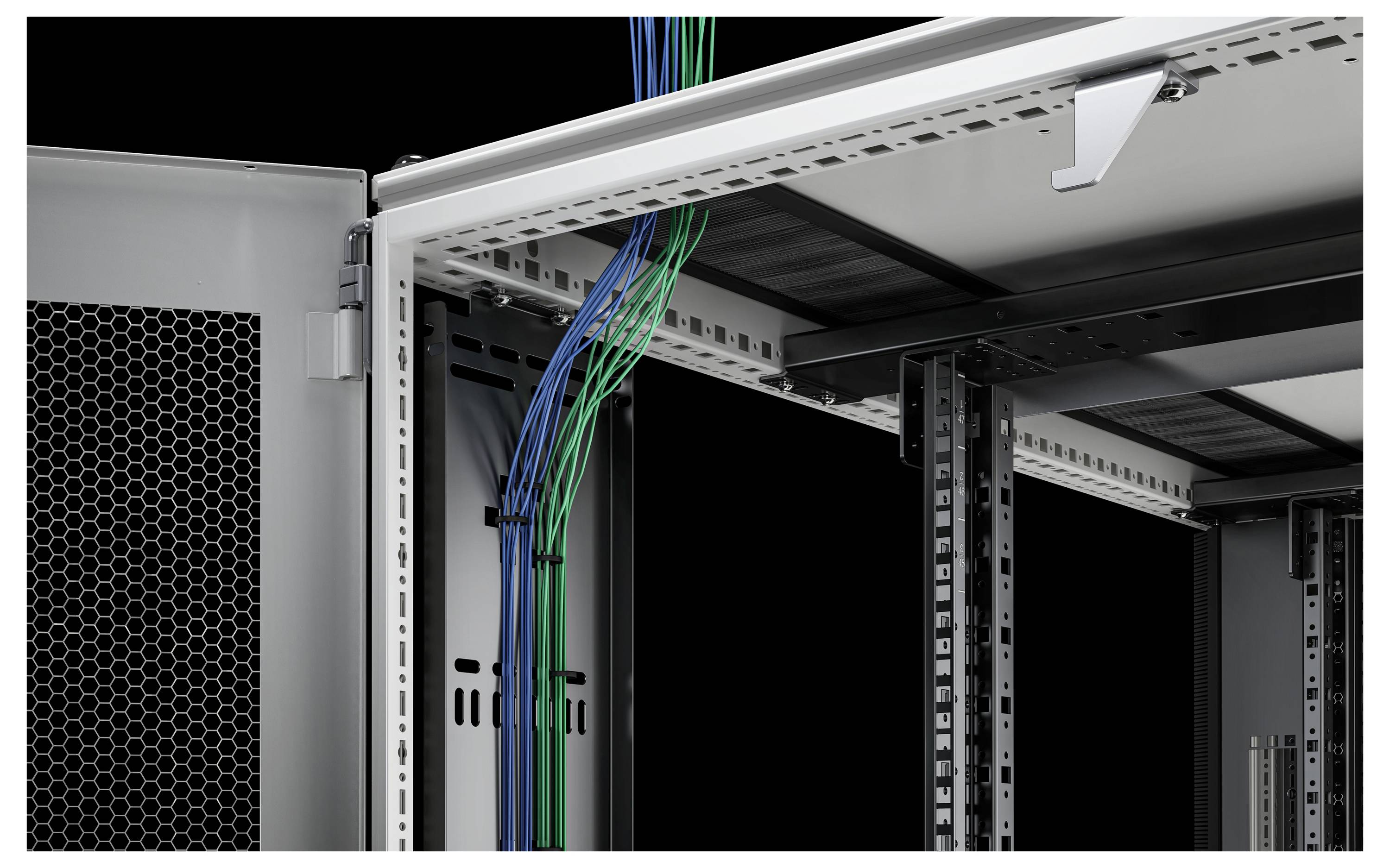 Ein Serverraum mit geöffnetem Serverschrank zeigt organisierte, farbige Netzwerkkabel. Die Kabel verlaufen entlang der Schrankkante.