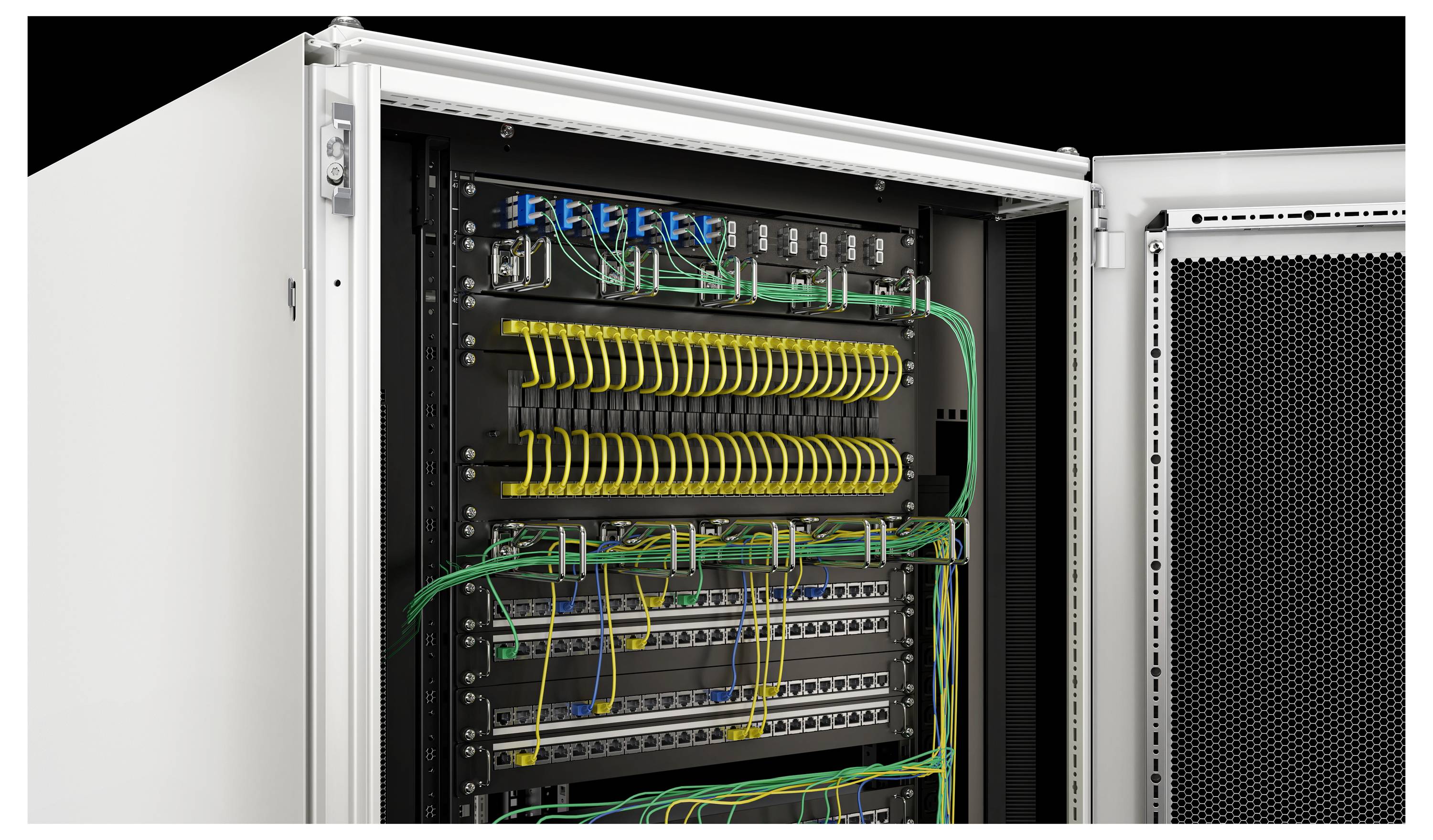 Ein Serverschrank mit Netzwerkverkabelung; gelbe und grüne Kabel verbinden verschiedene Patchpanels für Datenübertragung.