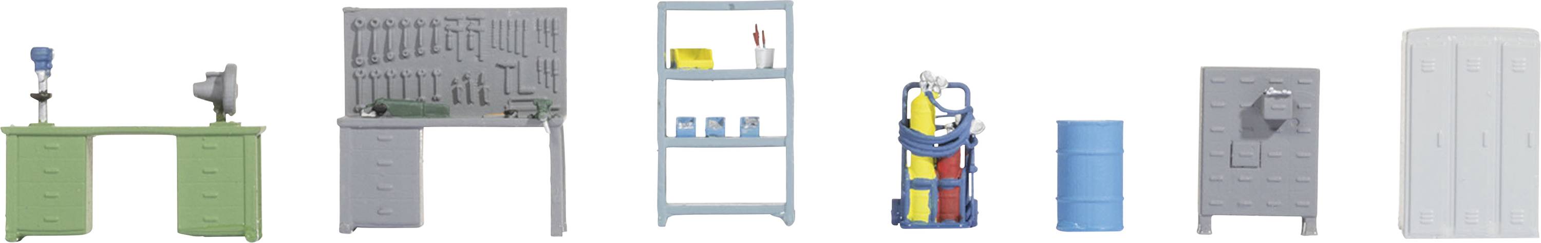 'Werkstatt-Set' mit Bohrmaschine, Werkbank, Regal, Ölfässer, blauer Tonne und Wandschrank. Vielzahl von Werkzeugen und Zubehör.