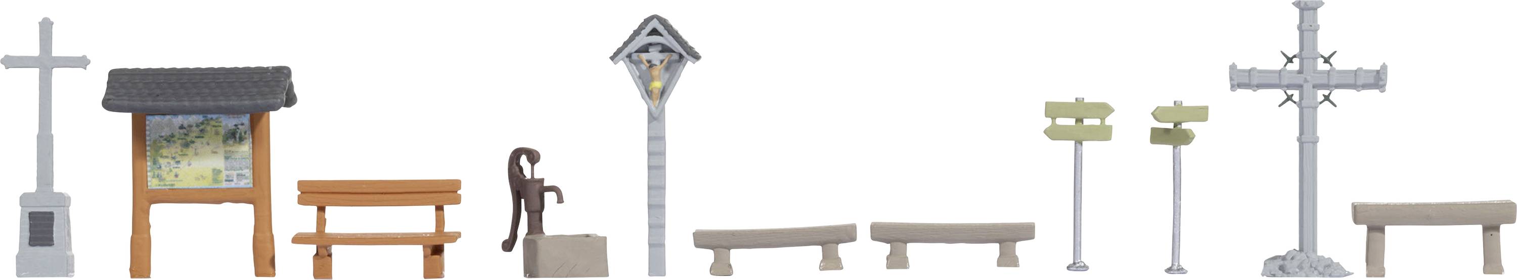 Kleine Modelle von Park- und Straßeneinrichtungen, darunter eine Bank, ein Wegweiser und eine Laterne, aufgereiht vor weißem Hintergrund.