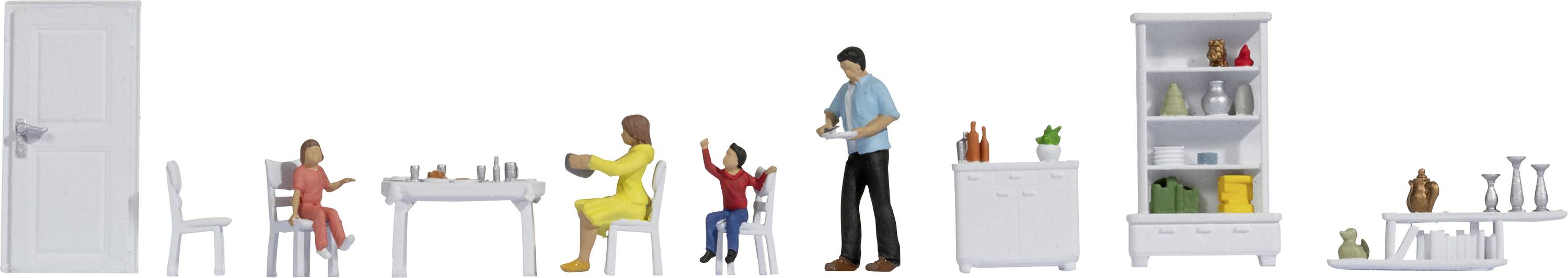 Person serviert Essen an Tisch mit zwei Erwachsenen und zwei Kindern. Im Hintergrund Möbel mit Dekorationen.