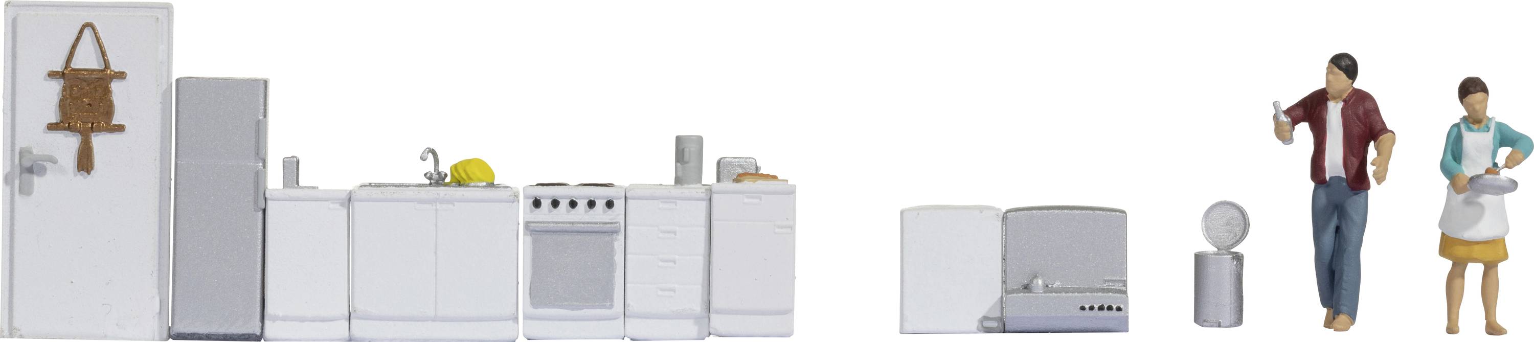 Miniaturküchenszene mit Figuren: Zwei Personen, ein Mann und eine Frau, in einer modernen Küche mit Geräten wie Herd und Kühlschrank.