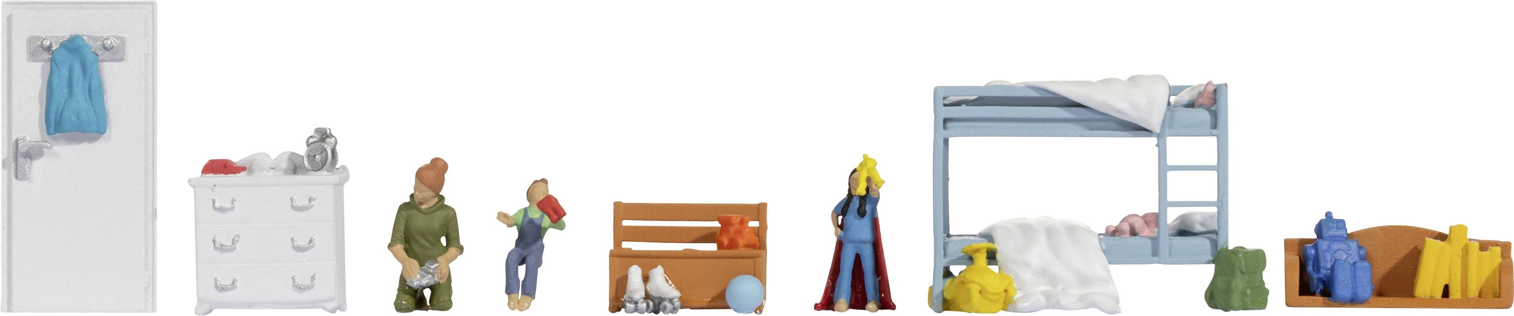 Miniaturmodell eines Kinderzimmers mit blauem Etagenbett, weißem Schrank, Kommode, Spielzeugkiste und Figuren in verschiedenen Posen.