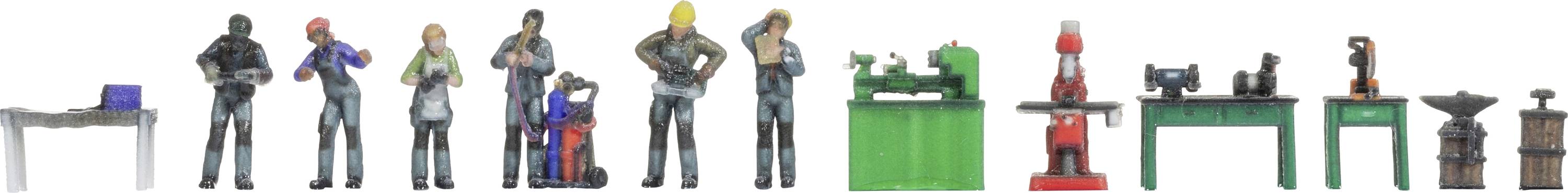 Miniaturfiguren von Menschen und Maschinen, die in einer Werkstatt arbeiten. Sie stehen neben verschiedenen Arbeitsgeräten.
