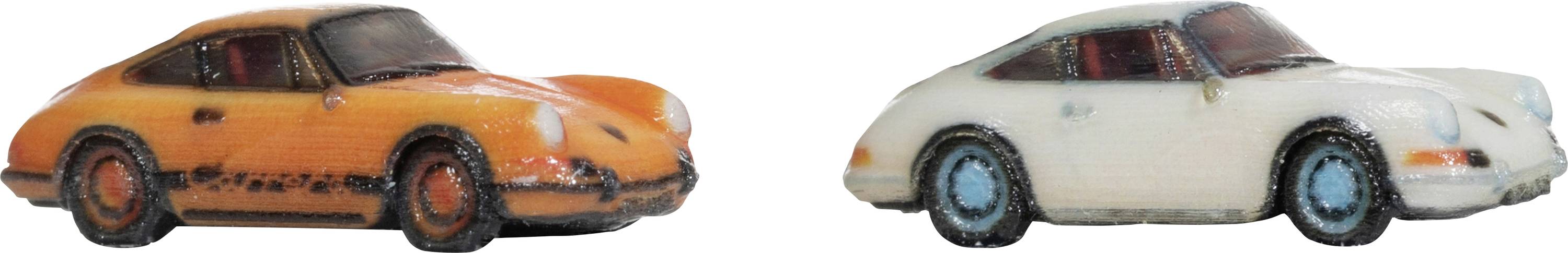 Zwei Modellautos: Ein oranges Auto links und ein weißes Auto rechts, beide mit Rennstreifen und blauen Felgen im Profilansicht.
