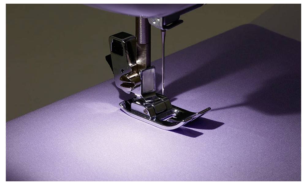 Brother Freiarmnähmaschine KE14SVM1 LED-Licht Weiß