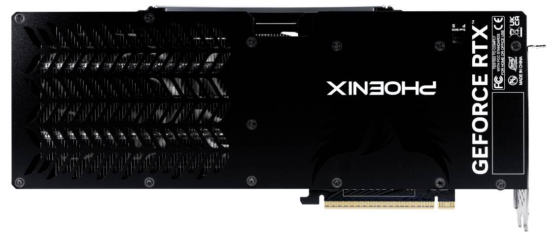Eine Grafikkarte mit der Aufschrift 'GeForce RTX' und 'Phoenix', schwarzes Design mit Kühlrippen für Wärmeableitung.