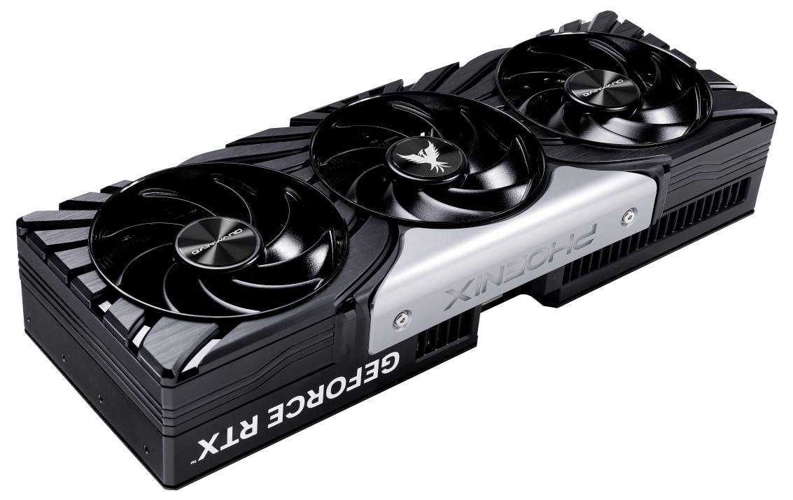 Eine Gaming-Grafikkarte mit drei Lüftern, markiert mit 'GeForce RTX', auf schwarzem Gehäuse mit silbernen Akzentdetails.