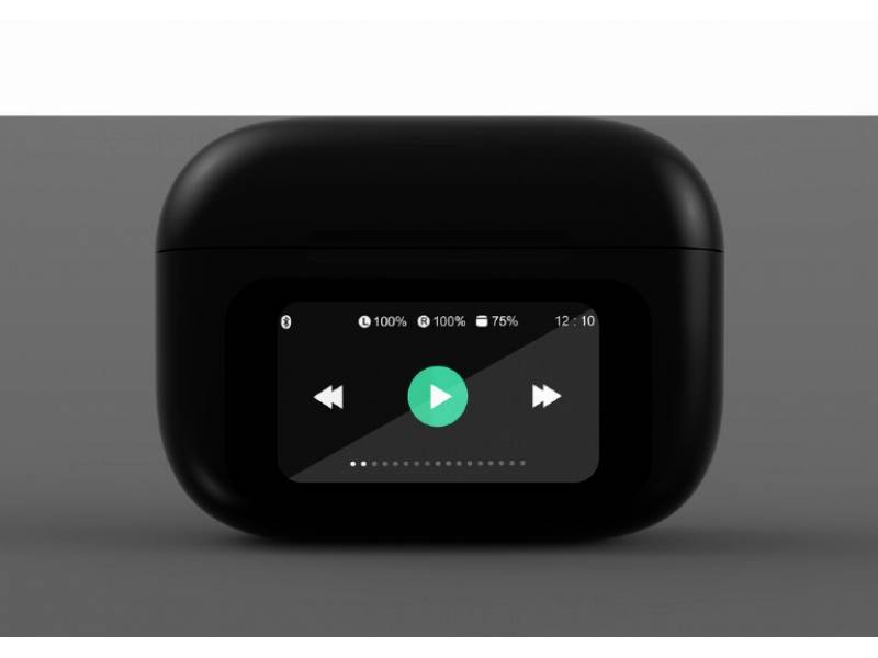 Ein schwarzes kabelloses Ladeetui mit einem digitalen Display. Auf dem Bildschirm sind Wiedergabetasten und Akkustand-Anzeigen sichtbar.