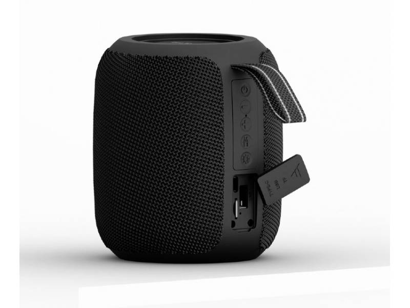 Schwarzer tragbarer Lautsprecher mit strukturiertem Stoff, abnehmbarer Trageschlaufe und Anschluss für USB-Ladekabel sichtbar.