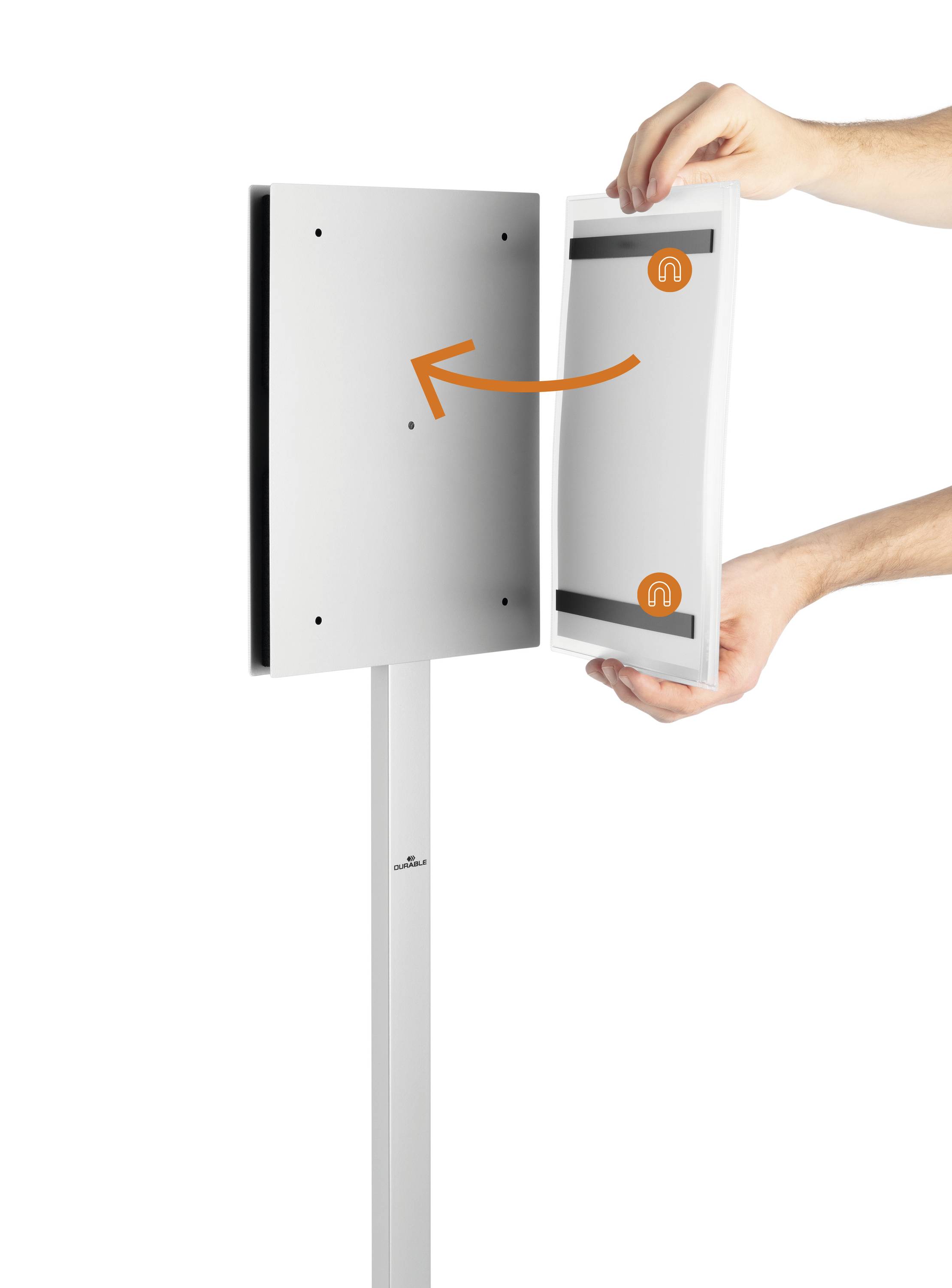 Eine Hand setzt ein rechteckiges, weißes Paneel an ein gestelltes Schild. Ein Pfeil zeigt die Richtung der Montage an.