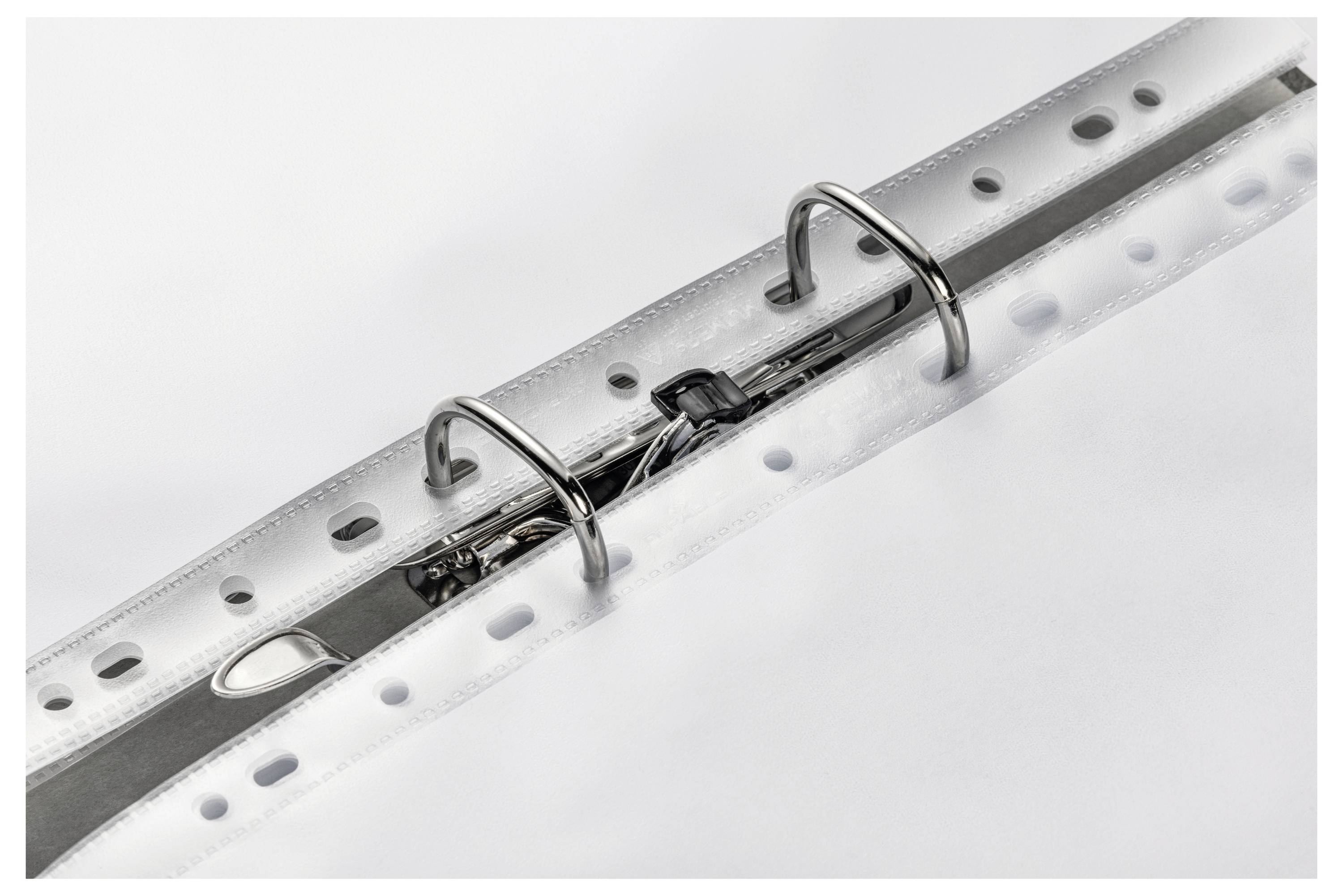 Ein geöffneter Ordner mit zwei Metallringen zum Einheften von Papier, auf weißem Hintergrund.