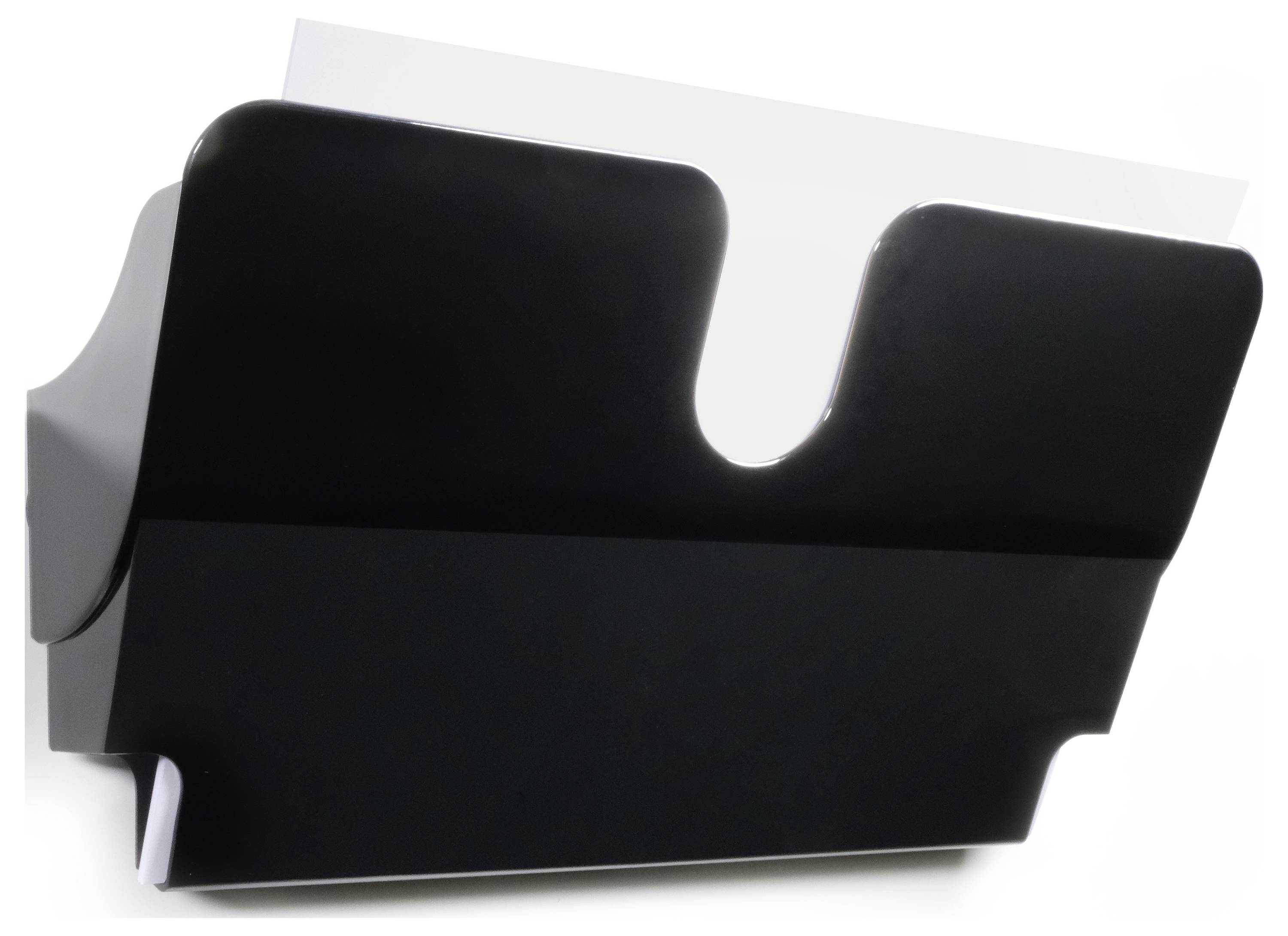 Schwarzer Briefhalter an der Wand montiert, hält mehrere weiße Dokumente.