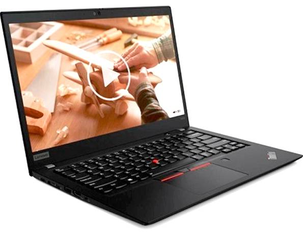 Ein aufgeklappter Laptop zeigt ein Video über Holzarbeiten, in dem Hände ein Holzflugzeug modellieren.