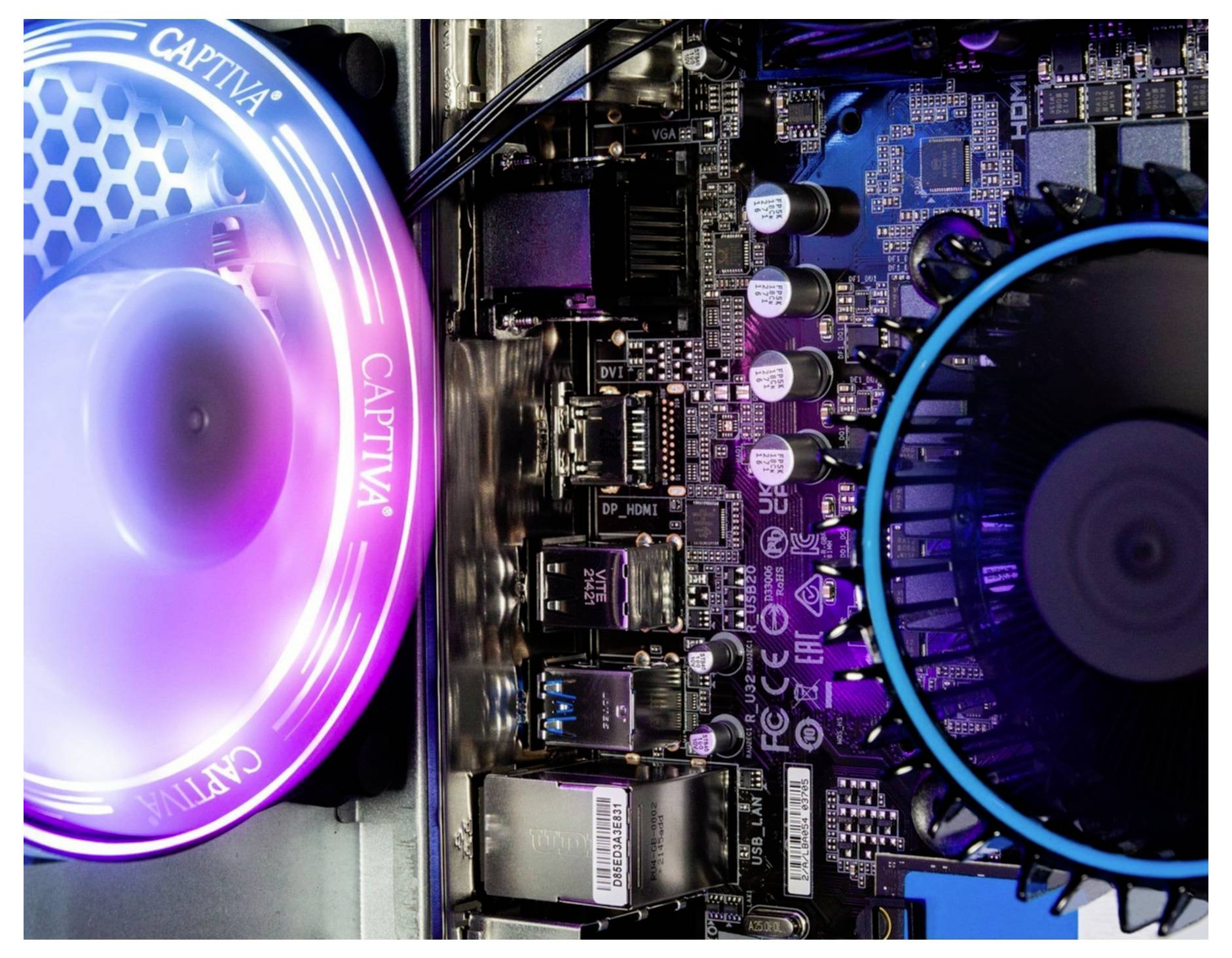 Ein Computergehäuse mit beleuchtetem Lüfter und sichtbaren elektronischen Bauteilen. Der Lüfter hat blaue und violette LEDs.