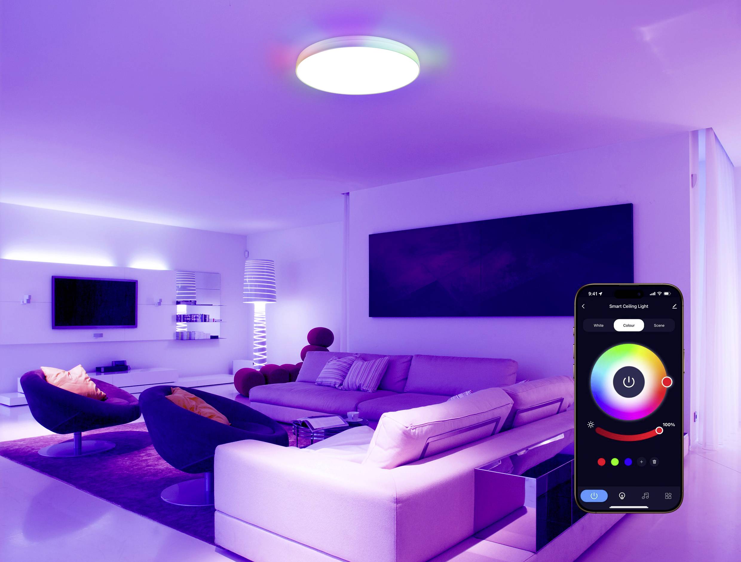 Ein moderner Wohnraum mit farbiger Ambientebeleuchtung. Ein Smartphone-Bildschirm zeigt eine Beleuchtungs-Steuer-App und deutet auf Smart-Home-Technologie hin.