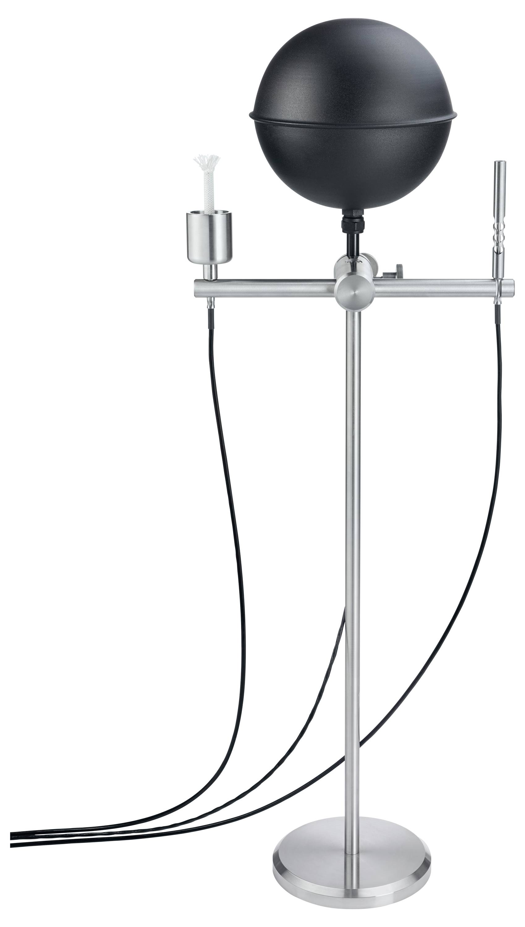 Eine moderne, kugelförmige schwarze Lampe auf einem schlanken silbernen Ständer, mit Kabeln, die nach unten hängen.