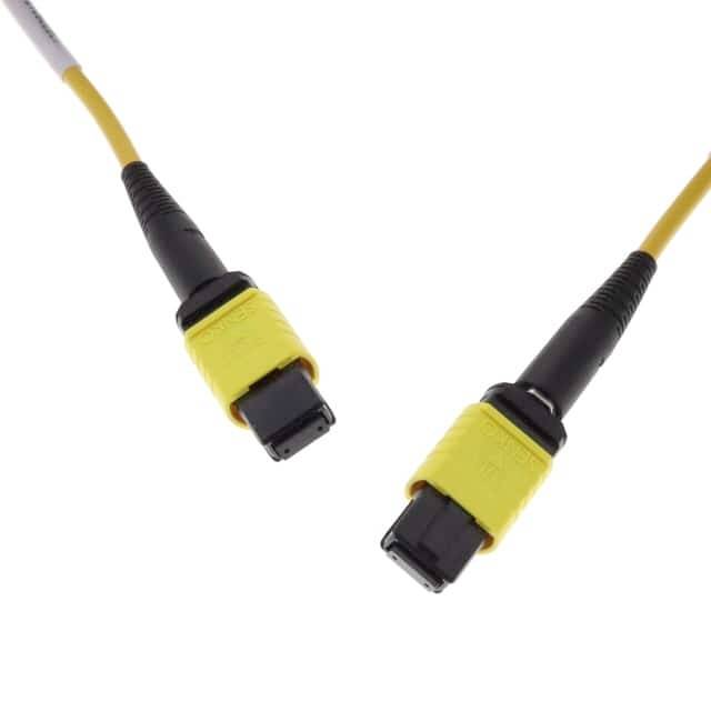 Zwei gelbe Glasfaserkabelstecker auf weißem Hintergrund, gezeigt als abgesteckt und nach innen zeigend.
