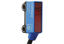 Ein rechteckiger, blauer Sensor mit der Aufschrift 'CONTRINEX', einem roten Sichtfenster und zwei Befestigungslöchern, an ein Kabel angeschlossen.