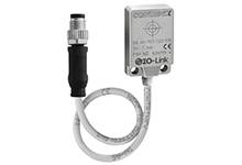Sensor mit Kabel und Stecker, geeignet für IO-Link-Kommunikation. Gehäuse mit Schraubmontage-Löchern, kompakt und robust.