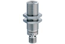 Zylindrischer, metallischer Sensor mit Gewinde und Beschriftung, geeignet für Industrieanwendungen.