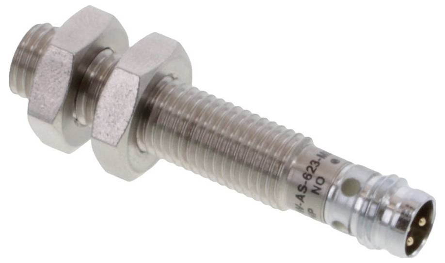 Silberfarbener Induktivsensor mit Gewinde und zwei Muttern, geeignet für Messanwendungen in industrieller Umgebung.