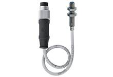 Ein zylindrischer Näherungssensor mit Kabel und Stecker. Der Sensor ist klein und kompakt, ideal für präzise Positionserfassung.