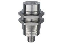 Ein zylindrischer Metallsensor mit Gewinde, verwendet für industrielle Anwendungen zur Erkennung von Objekten in der Nähe.