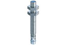 Ein zylindrischer Metall-Bolzen mit Gewinde, Muttern und glatter Spitze, verwendet in mechanischen Anwendungen zur Befestigung.