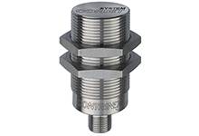 Ein zylindrischer Metall-Gewindesensor mit Verschraubung und Anschlussgewinde.