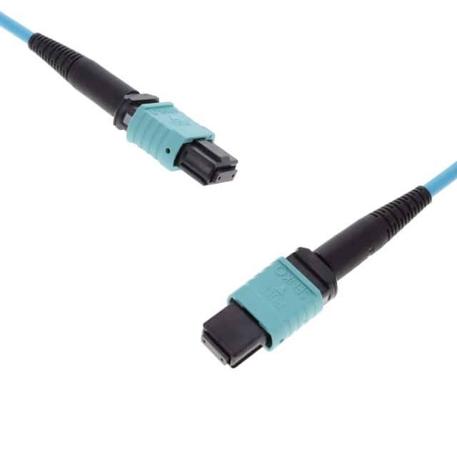 Zwei Glasfaserkabelstecker mit aqua- und schwarzen Enden auf weißem Hintergrund.