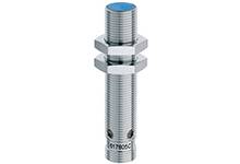 Zylindrischer Sensor mit Metallgewinde, blauem Kopf und Beschriftung '017806C', hauptsächlich für industrielle Anwendungen.