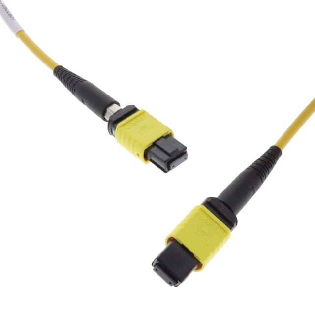 Zwei gelb-schwarze Glasfaserkabelstecker auf einem orangefarbenen Kabel, gezeigt vor weißem Hintergrund.