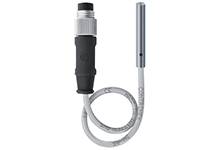 Ein Temperatursensor mit Kabel und Anschlussstecker. Der Sensor ist zylindrisch und aus Metall.