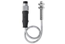 Ein zylindrischer Sensor mit grauem Kabel und Steckverbindung. Der Sensor ist zum Einbau in Maschinen oder Geräte vorgesehen.