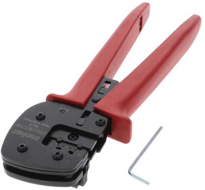 Ein rot-schwarzes Crimpwerkzeug mit angebrachtem Sechskantschlüssel, das zum Anbringen von Steckverbindern an Kabeln verwendet wird.