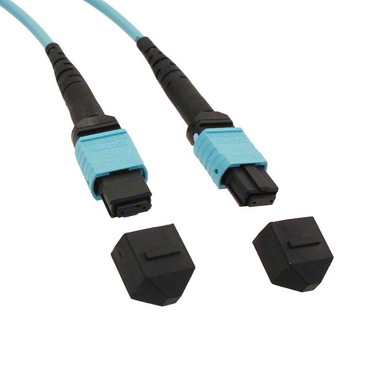 Türkisfarbene Glasfaserkabel mit schwarzen Steckverbindern, ein Steckverbinder mit einer Schutzkappe abgedeckt, verwendet für die Hochgeschwindigkeitsdatenübertragung.