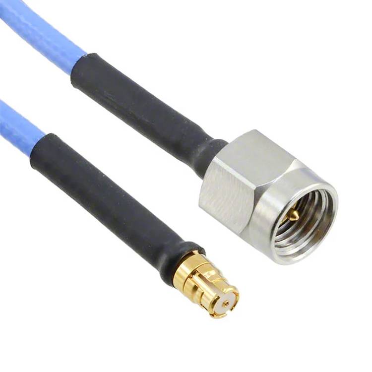 Ein Koaxialkabel mit einem rechtwinkligen SMA-Stecker auf einer Seite und einem geraden Stecker auf der anderen Seite, das für Hochfrequenzanwendungen verwendet wird.