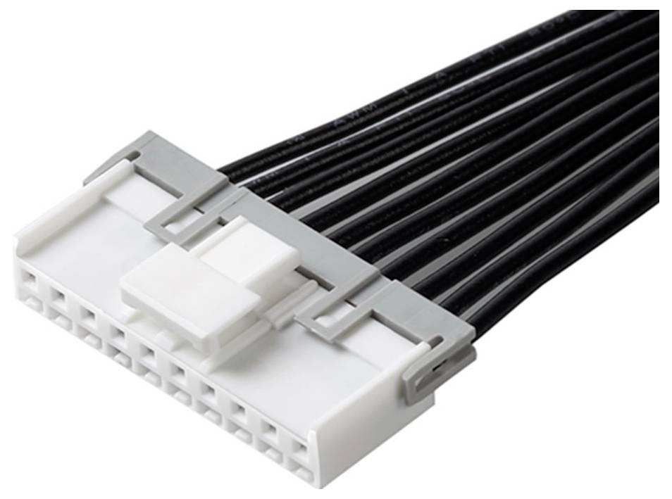 Ein weißer elektronischer Stecker mit mehreren schwarzen Kabeln, die sich davon erstrecken, wird für Stromversorgungs- oder Datenverbindungen in Computergeräten verwendet.