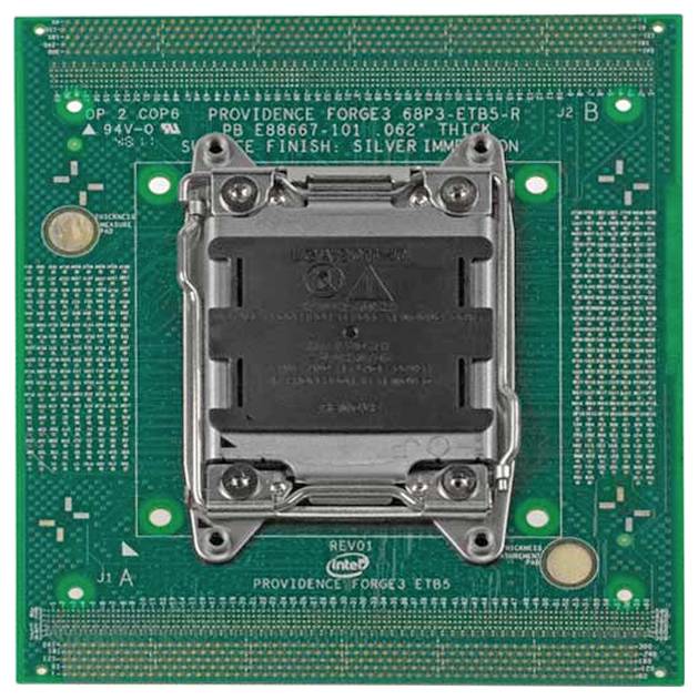 Ein grüner CPU-Sockel mit sichtbaren Metallkontakten und Befestigungsplatten, der zum Installieren eines Prozessors auf einem Motherboard konzipiert ist.
