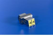 Ein Computerchip auf blauem Hintergrund mit gelbem Etikett und schwarzem Symbol.