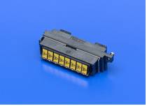 Ein schwarzer Elektronik-Stecker mit gelben Kontakten auf blauem Hintergrund. Er wird vermutlich für elektronische Verbindungen genutzt.