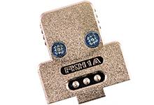 Ein silberner Adapter mit der Beschriftung 'PKH1A', zwei blauen Schrauben und drei Metallkontakten an der Unterseite.