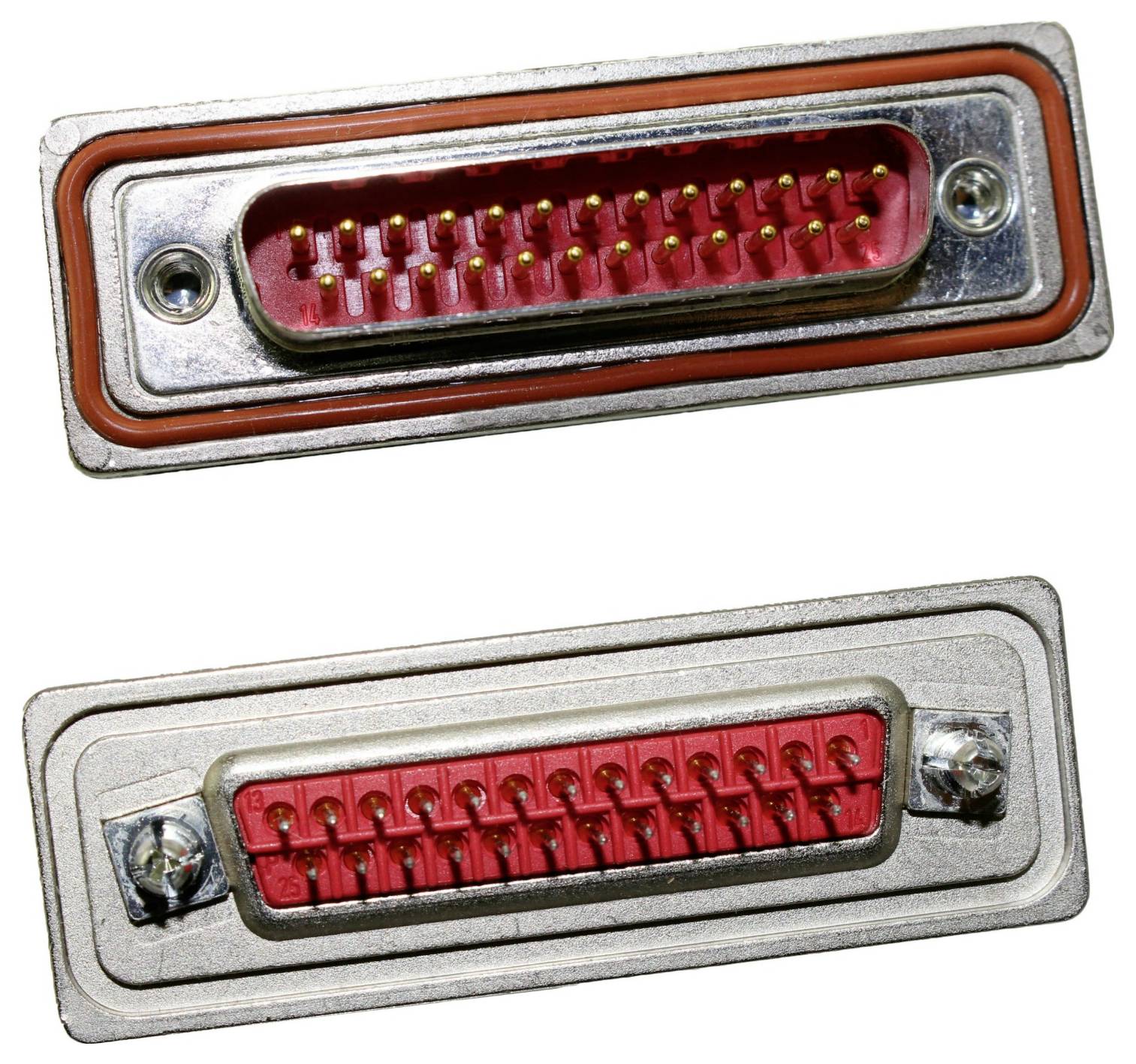 Zwei koaxiale Kabel mit vergoldeten Steckern, nebeneinander, vor weißem Hintergrund.