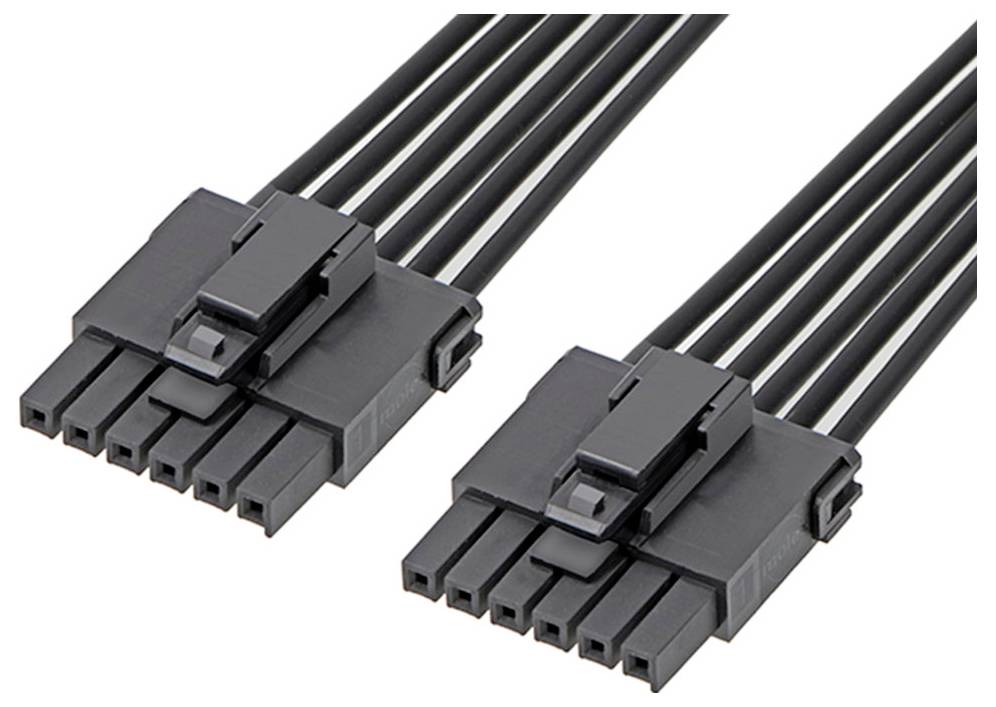 Ein schwarzes Kabel mit zwei sechspoligen Steckverbindern, geeignet für Grafikkarten, liegt auf einem weißen Hintergrund.