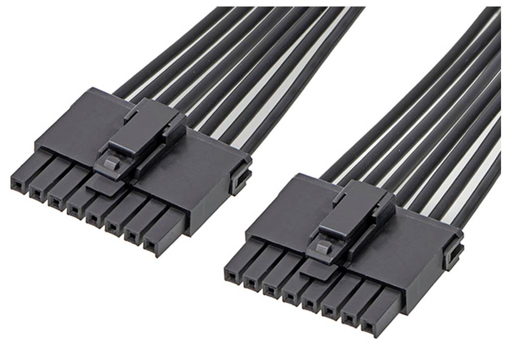 Zwei schwarze Computer-Stromkabel mit Kunststoffanschlüssen und mehreren Kabeladern, nebeneinander liegend, vor weißem Hintergrund.