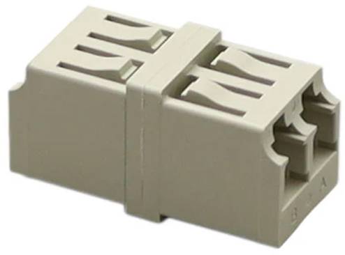 Ein beiges Elektroverbindersystem mit vier Schlitzen für die Kabeleinführung, an den Seiten mit 'A' und 'B' gekennzeichnet, wird zum Verbinden von Kabeln verwendet.