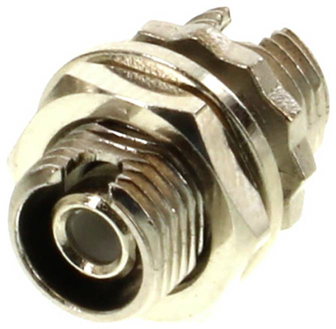 Ein metallener elektrischer Stecker, vermutlich für Koaxialkabel, mit Gewinde und zentralem Stift, auf weißem Hintergrund.
