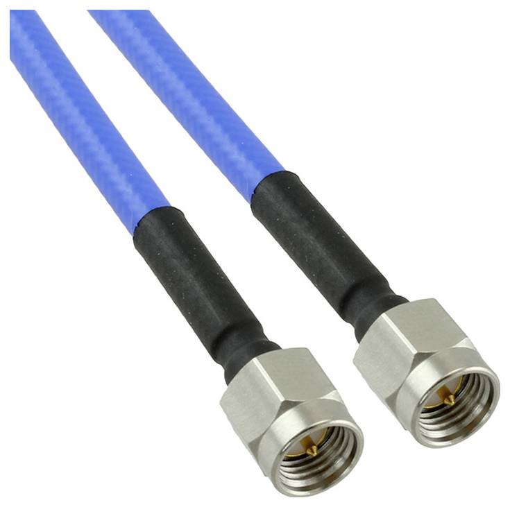 Zwei blaue koaxiale Kabel mit Metallsteckern, nebeneinander angeordnet, zeigen das detaillierte Design der Steckverbinder und die geflochtene Struktur des Kabels.